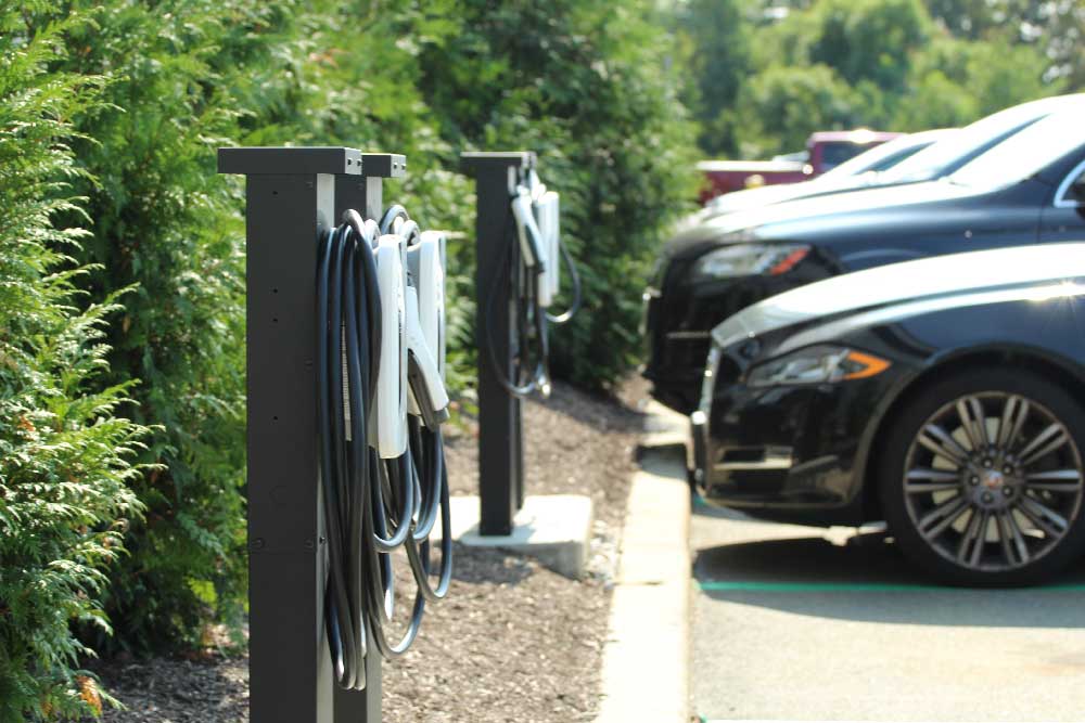 multi-charging-stations Photo of a line of charging stations and vehicles